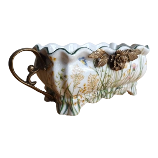 Porcelánová mísa s bronzovými úchyty – elegantní bytová dekorace
