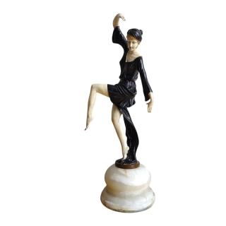 Art Deco socha tanečnice na mramoru – elegantní figurka ženy, vintage styl 20. léta, luxusní dekorace
